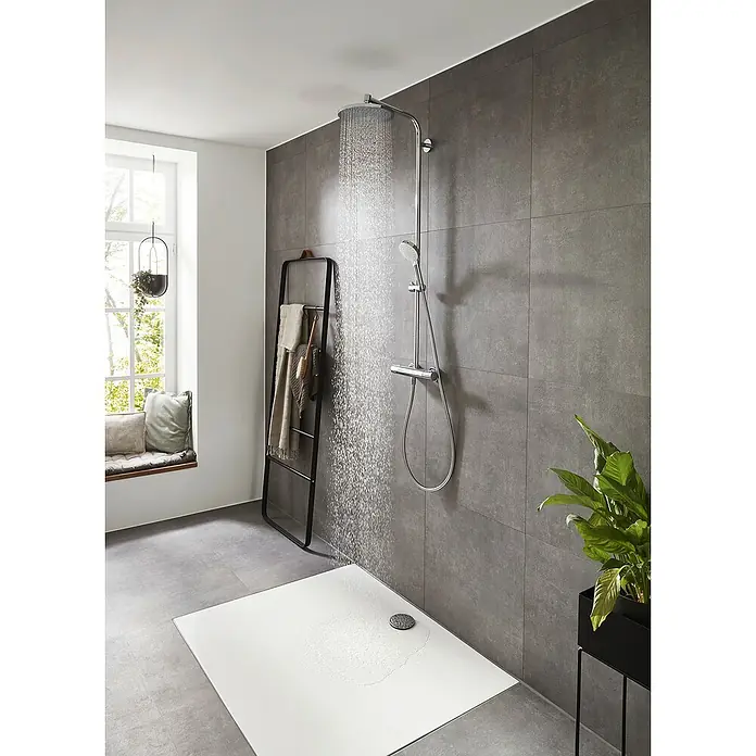 Hansgrohe Crometta Duschsystem S Showerpipe 240 - Mit Thermostatarmatur, Lochabstand: 103,4 cm, Anzahl Strahlarten: 2 Stk., Chrom - Duscharmatur mit Kopf- und Handbrause in modernem Badezimmer. Das Produkt ist aus Chrom und hat ein schlichtes Design.