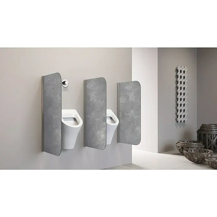 GEO Urinal-Trennwand Radius 100 - 50 x 90 cm, Aluminium, Silber - Moderne Urinale mit Trennwänden in einem stilvollen Badezimmer. Die Trennwände bieten Privatsphäre und das Design ist elegant und zeitgemäß.