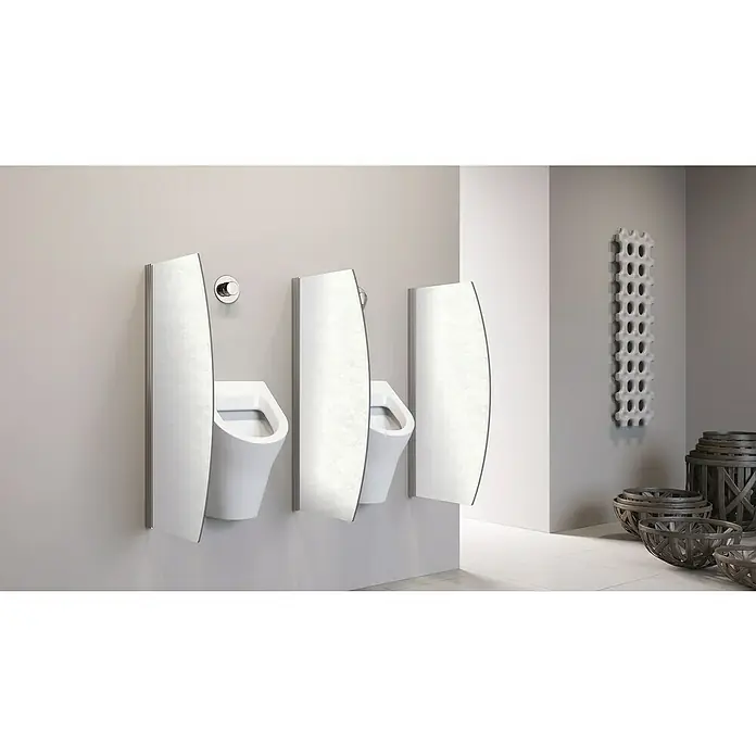 GEO Urinal-Trennwand Radius 10 - 50 x 90 cm, Aluminium, Marmor - Elegante Urinale mit Trennwänden in einem modernen Badezimmer-Design. Die schlichte Ästhetik wird durch dekorative Elemente ergänzt.