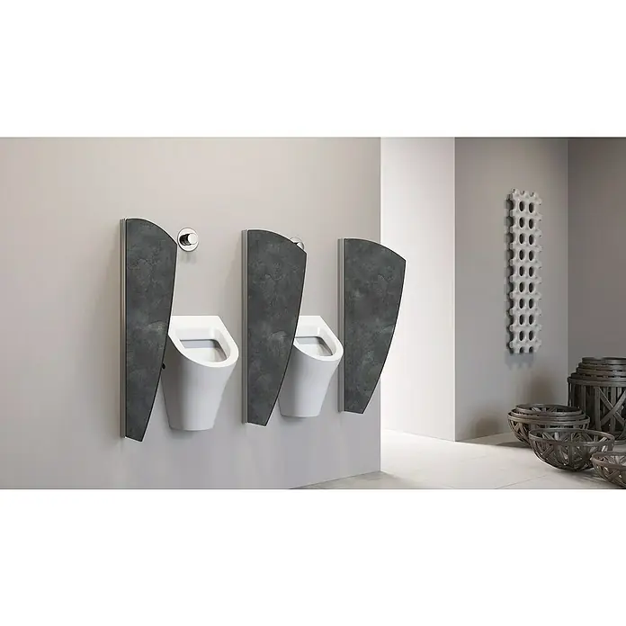 GEO Urinal-Trennwand Segel - 50 x 90 cm, Aluminium, Schiefer - Moderne Urinale mit dunklen Sichtschutzwänden in einem stilvollen Badezimmer.