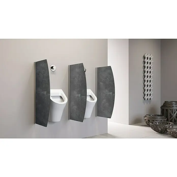 GEO Urinal-Trennwand Radius 10 - 50 x 90 cm, Aluminium, Grau - Moderne Urinale mit dunklen Sichtschutzwänden in einem stilvollen Badezimmer.