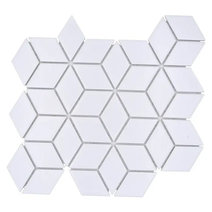 Mosaikfliese Würfel POV 04 - 26,6 x 30,5 cm, Weiß, Matt - Nahaufnahme von weißen, rautenförmigen Mosaikfliesen, die ein geometrisches 3D-Würfelmuster auf einer schwarzen Oberfläche bilden.