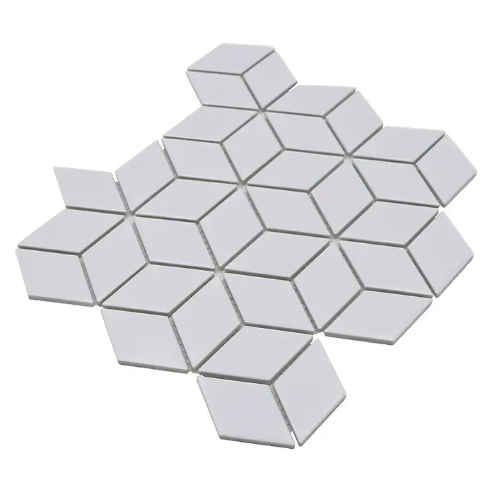 Mosaikfliese Würfel POV 04 - 26,6 x 30,5 cm, Weiß, Matt - Nahaufnahme eines weißen, diamantförmigen Mosaiks, das ein stilvolles und modernes Muster bildet. Ideal für Wand- und Bodengestaltung.
