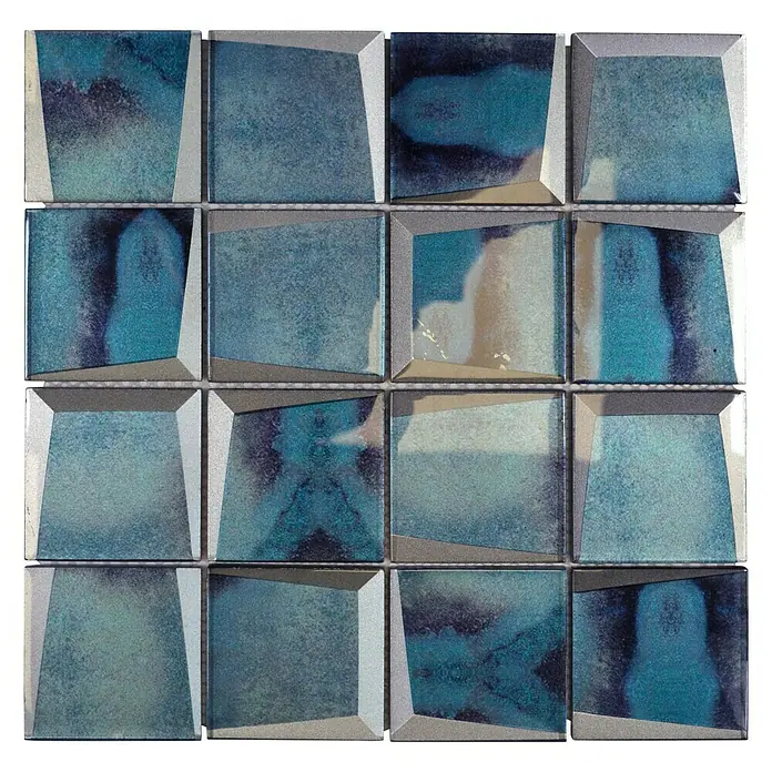 Mosaikfliese Quadrat Crystal XBH B10 - 30 x 30 cm, Blau, Glänzend - Nahaufnahme von schimmernden, aquafarbenen Mosaikfliesen mit abgeschrägten Kanten, die ein elegantes, reflektierendes Muster bilden.