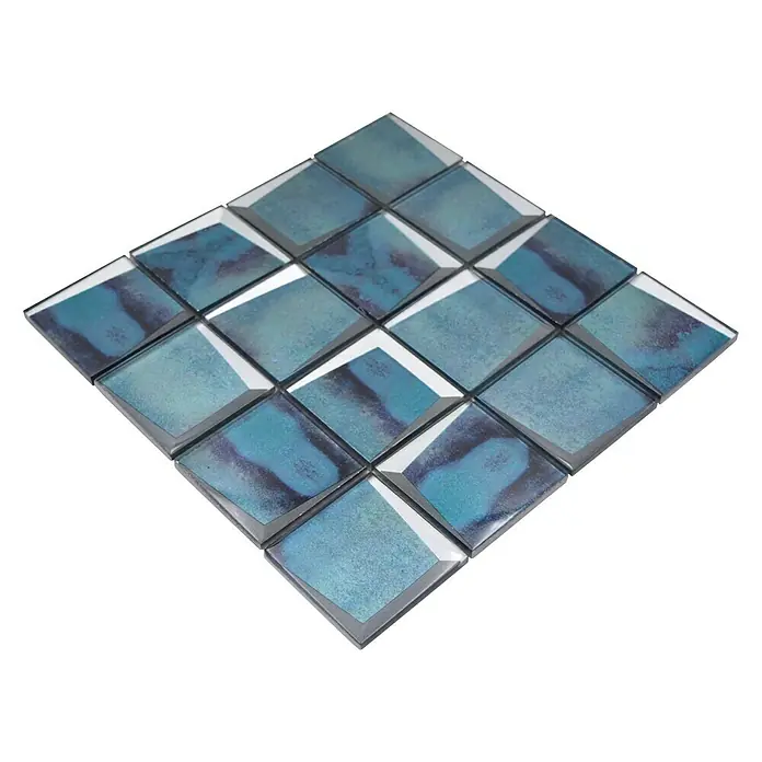 Mosaikfliese Quadrat Crystal XBH B10 - 30 x 30 cm, Blau, Glänzend - Nahaufnahme einer quadratischen Anordnung von blauen und grauen Mosaikfliesen mit reflektierender Oberfläche auf schwarzem Hintergrund.