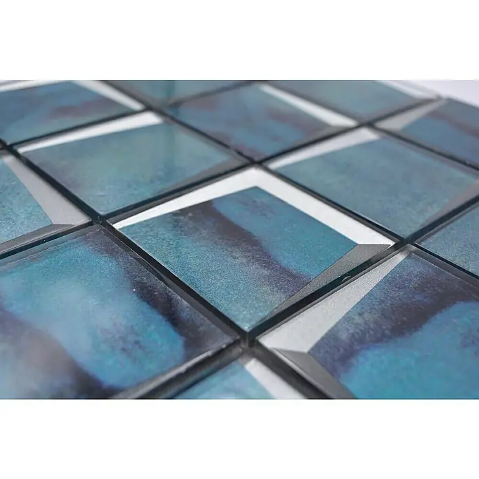 Mosaikfliese Quadrat Crystal XBH B10 - 30 x 30 cm, Blau, Glänzend - Nahaufnahme von blauen Glasmosaikfliesen, die ein faszinierendes Muster erzeugen. Perfekt für stilvolle Wand- und Bodengestaltungen.