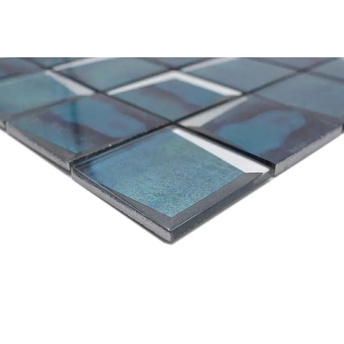 Mosaikfliese Quadrat Crystal XBH B10 - 30 x 30 cm, Blau, Glänzend - Nahaufnahme einer Fliese aus schimmerndem, blaugrünem Glasmosaik, perfekt für Badezimmer oder Küchenrückwände.