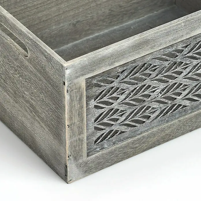 Zeller Present Aufbewahrungsbox Leaves L - L x B x H: 350 x 250 x 180 mm, Holz, Grau - Nahaufnahme einer dekorativen, grauen Holzkiste mit einem ausgeschnittenen Blattmuster an der Seite. Praktische Aufbewahrung mit stilvollem Design.