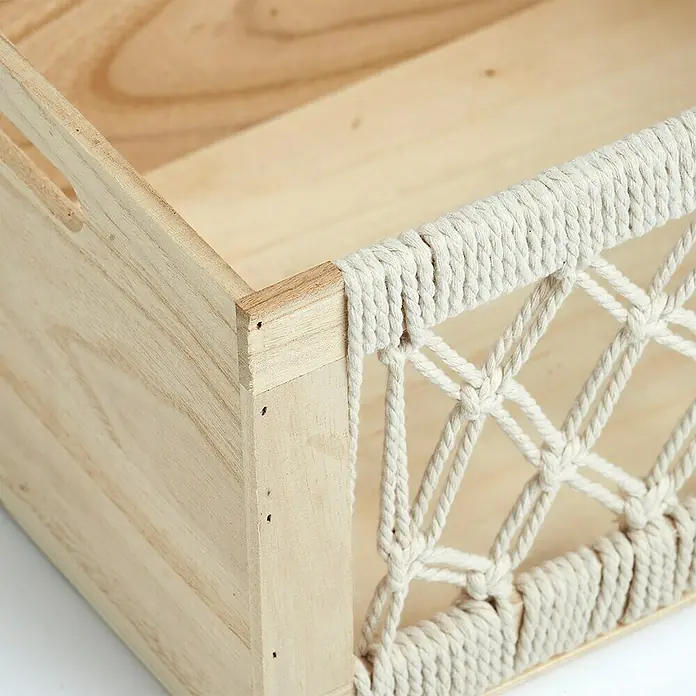 Zeller Present Aufbewahrungsbox Boho L - L x B x H: 350 x 250 x 180 mm, Holz, Natur - Nahaufnahme eines Holzkorbs mit dekorativem Makramee-Muster, ideal für stilvolle Aufbewahrungslösungen im Zuhause.