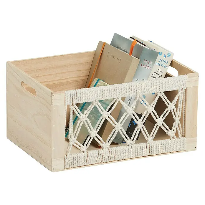 Zeller Present Aufbewahrungsbox Boho L - L x B x H: 350 x 250 x 180 mm, Holz, Natur - Ein heller Holzkorb mit Makramee-Details ist mit Büchern gefüllt. Dieser dekorative Aufbewahrungskorb ist ideal für die Organisation.