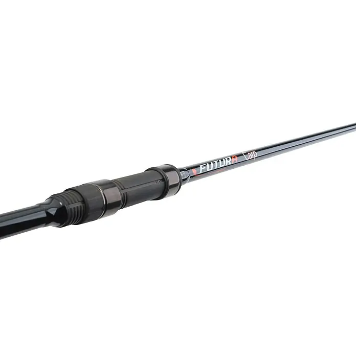 Westline Futura Angelrute Carp - Länge: 3,6 m, Schwarz, Karpfen - Detailaufnahme einer schwarzen Angelrute mit dem Aufdruck "Futura Carp", die auf einem schwarzen Hintergrund liegt.