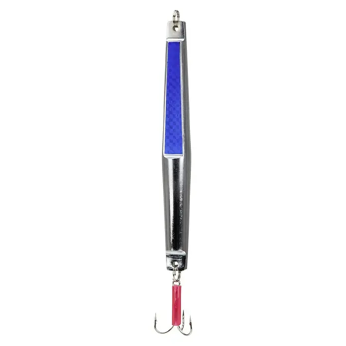 Westline Taumel-Pilker400 g, Blau - Nahaufnahme eines silbernen Pilker-Angelköders mit blauem Einsatz und Drilling, der für den Fang von Fischen im Salzwasser verwendet wird.