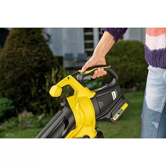 Kärcher Akku-Laubsauger BLV 18-200 Battery - Akkuspannung: 18 V, Ohne Akku, Blasleistung: 150 m³/h, Blasgeschwindigkeit: 200 km/h - Anwendungsbeispiel