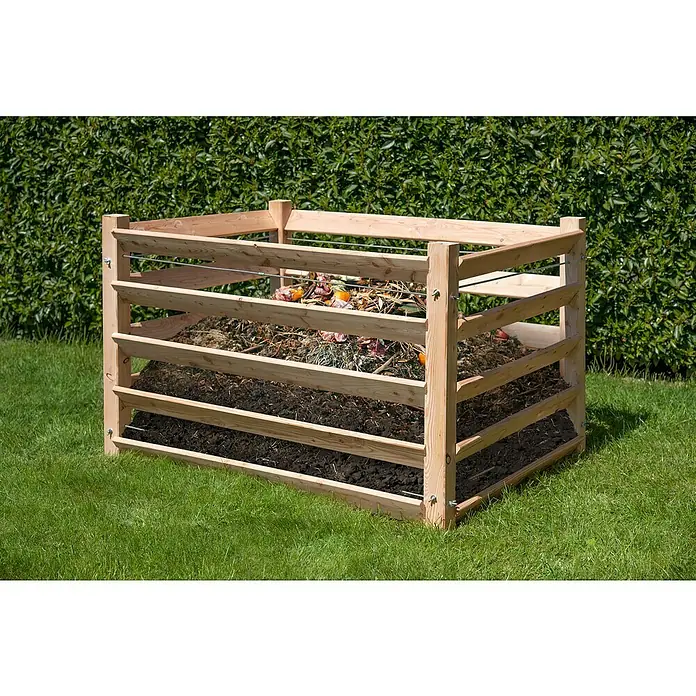 Westmann Komposter - 1.040 l, 130 x 100 x 80 cm - Holzkomposter im Garten. Der Komposter ist mit Gartenerde und Pflanzenresten gefüllt, ideal für die Gartenarbeit und die Kompostierung.