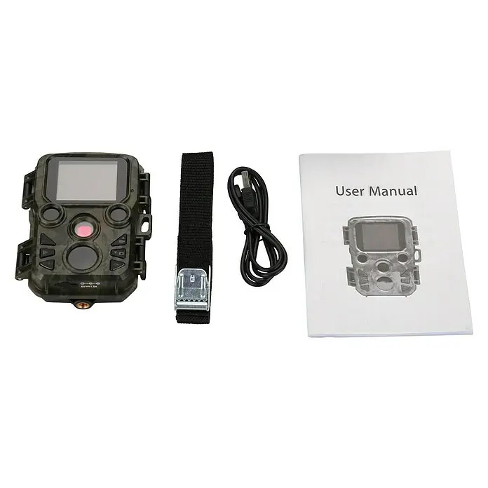 Denver Wildkamera Mini WCS-5020 - Grün-Grau - Das Bild zeigt eine Wildkamera, ein USB-Kabel, ein Befestigungsband und eine Bedienungsanleitung auf einem schwarzen Hintergrund.