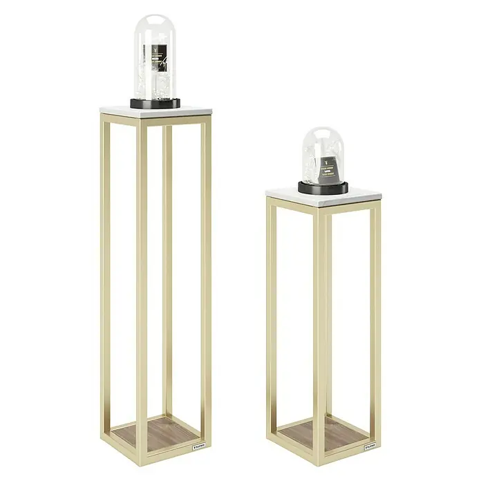 Phönix Playboy Beistelltisch-Set Mora - Gold, 2 -tlg. - Zwei Beistelltische in Goldoptik mit weißen Marmorplatten, jeweils mit einer Glasglocke und einer Auszeichnung von Playboy darauf.
