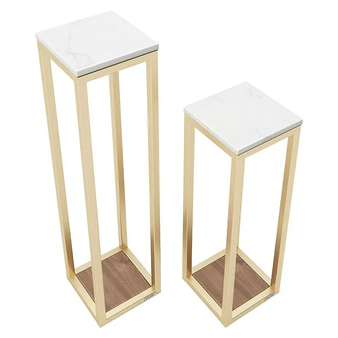 Phönix Playboy Beistelltisch-Set Mora - Gold, 2 -tlg. - Zwei moderne, goldfarbene Pflanzensäulen mit quadratischer Marmorplatte und Holzsockel für stilvolle Inneneinrichtung.