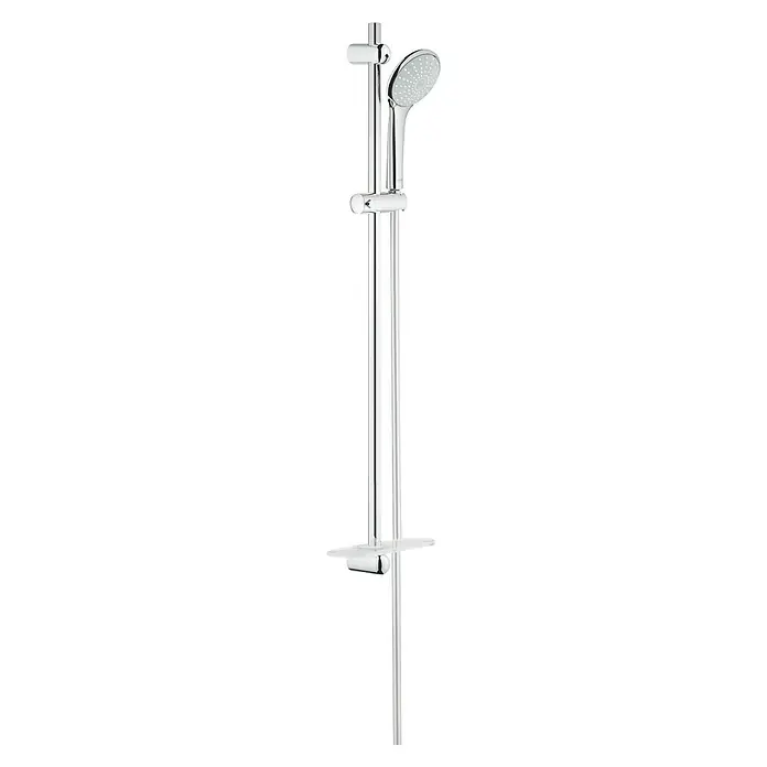 Grohe Euphoria 110 Brausegarnitur Mono - Lochabstand: 77 cm - 92 cm, Art Strahl: Rain, Chrom - Aufnahme eines verchromten Brausestangensets mit Handbrause und Ablage für Duschutensilien vor schwarzem Hintergrund.