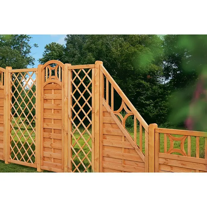 Rankgitter Bern - B x H: 59 x 179 cm, Holz, Pinie - Nahaufnahme eines dekorativen, lasierten Holzzauns mit Gitterelementen und verzierten Abschlüssen vor einer grünen Gartenkulisse.