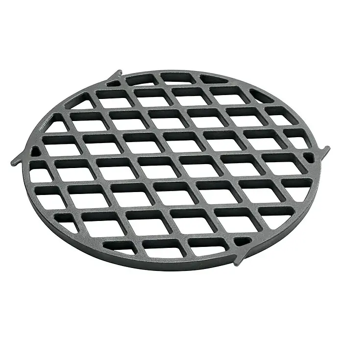 Weber Gourmet BBQ System Grillrost Sear Grate - L x B: 30 x 30 cm, Durchmesser: 30 cm, Gusseisen - Eine runde Grillrost-Abdeckung aus Metall mit einem rautenförmigen Gittermuster auf schwarzem Hintergrund.