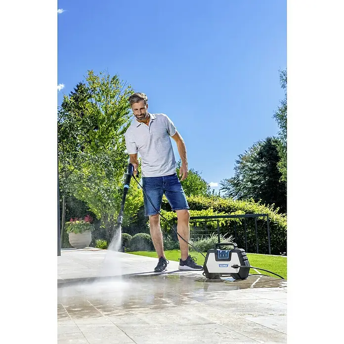 Gloria Hochdruckreiniger MultiJet 230V - Leistung: 1.500 W, Max. Druck: 120 bar - Mann reinigt Terrasse mit dem Gloria Hochdruckreiniger, der mit seiner Leistung und Mobilität für Sauberkeit im Außenbereich sorgt.