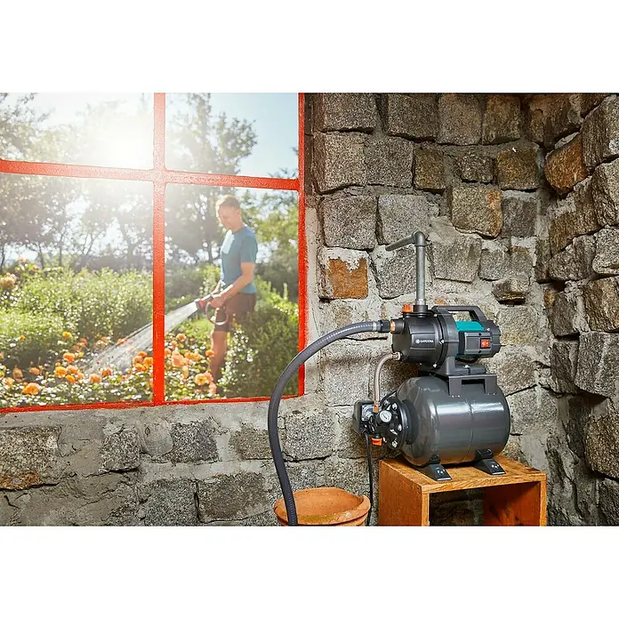 Gardena Grupo de presión 3700/4 - 0,8 kW, Capacidad de bombeo máx.: 3.700 l/h - Sistema de agua doméstica Gardena con carcasa gris y detalles naranjas, ideal para riego de jardín y suministro de agua doméstica.
