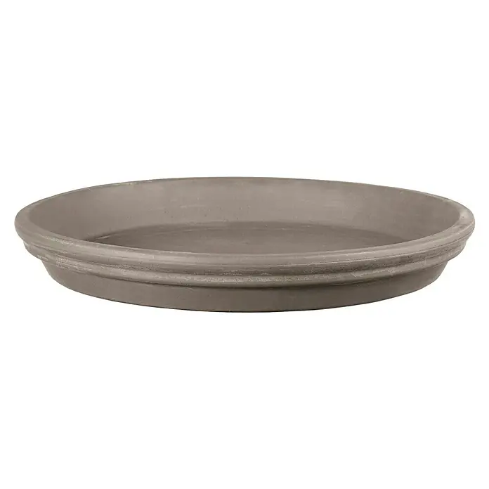 Deroma Moka Garden Plato redondo para maceta Deroma Moka - Dimensiones externas (Ø x Al): 23 x 3 cm, Materiales naturales, Grafito - Primer plano de un plato para macetas redondo y beige con un diseño de doble anillo sobre un fondo negro, ideal para plantas de interior.