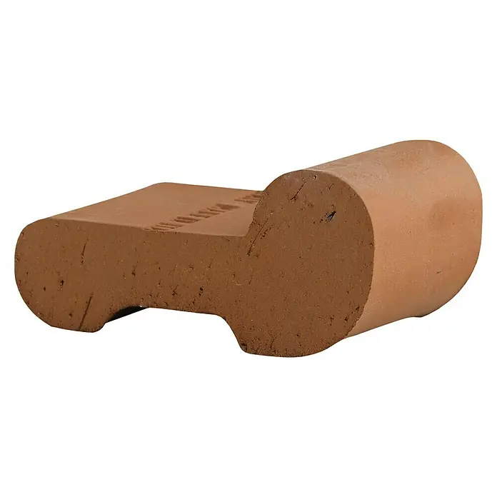 Deroma Pflanzgefäß-Füße - Außenmaß (L x B x H): 8 x 12 x 3,7 cm, Terracotta - Nahaufnahme eines einzelnen, braunen Dachziegels, der die Form und Textur des Materials hervorhebt.