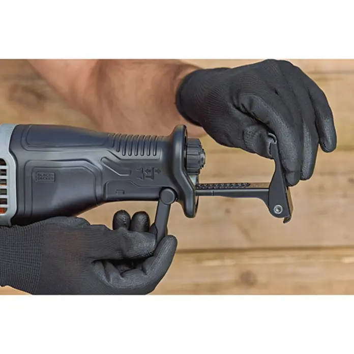 Black+Decker Sierra de sable BES301-QS - 750 W - Primer plano de una sierra recíproca BLACK+DECKER en uso, operada por una persona con guantes.