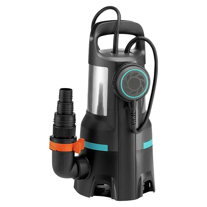 Gardena Bomba para aguas residuales 25000 - 1.100 W, Capacidad de bombeo máx.: 25.000 l/h - Imagen detallada de una bomba sumergible para aguas sucias Gardena con asa de transporte integrada y conexión lateral para la manguera de jardín.