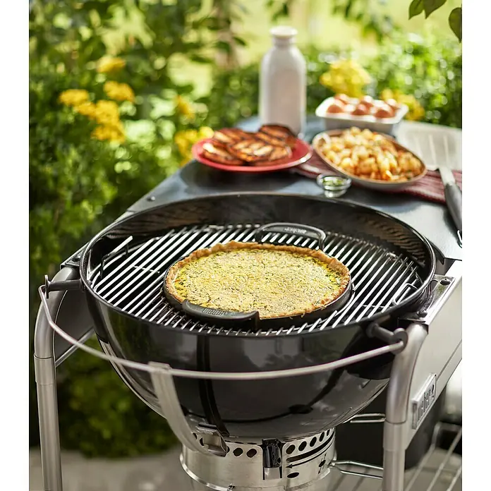 Weber Gourmet BBQ System Grillpfanne - Durchmesser: 38,6 cm, Gusseisen - Gegrillte Quiche auf einem Weber Grill mit weiteren Speisen im Hintergrund.
