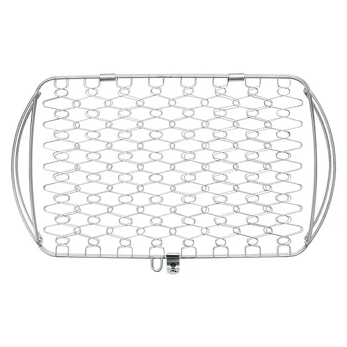 Weber Fisch- & Gemüsehalter - L x B: 46 x 28 cm - Das Bild zeigt einen rechteckigen, silberfarbenen Grillkorb mit einem sechseckigen Drahtmuster auf einem schwarzen Hintergrund.