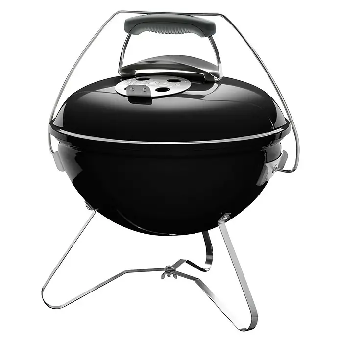 Weber Kugelgrill Smokey Joe Premium - Durchmesser Grillfläche: 37 cm, Schwarz - Ein tragbarer, schwarzer Kugelgrill mit silbernen Details und einem Griff zum einfachen Transport für Grillabenteuer unterwegs.