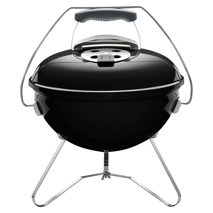 Weber Kugelgrill Smokey Joe Premium - Durchmesser Grillfläche: 37 cm, Schwarz - Abbildung eines tragbaren schwarzen Kugelgrills mit verchromten Beinen und Griff für den Transport bei Outdoor-Kochaktivitäten.