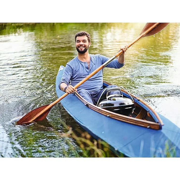Weber Kugelgrill Smokey Joe Premium - Durchmesser Grillfläche: 37 cm, Schwarz - Mann paddelt mit einem blauen Kanu auf einem Fluss und hat einen tragbaren Grill dabei.
