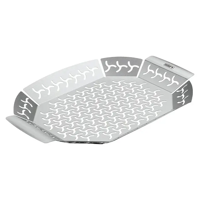 Weber Gemüsekorb - Edelstahl, L x B: 36,6 x 26,4 cm - Eine detaillierte Nahaufnahme eines Weber Grillkorbs aus Edelstahl mit gelochtem Design. Ideal zum Grillen kleiner Speisen.