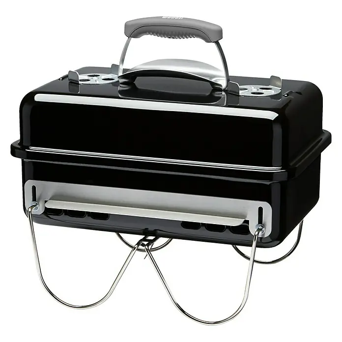 Weber Go-Anywhere Holzkohlegrill - Grillfläche (B x T): 42 x 26 cm, Schwarz - Kompakter, schwarzer Weber Holzkohlegrill mit silbernen Akzenten und praktischem Tragegriff für Grillvergnügen unterwegs.