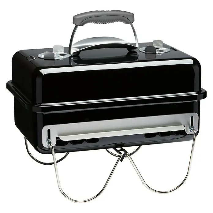 Weber Go-Anywhere Holzkohlegrill - Grillfläche (B x T): 42 x 26 cm, Schwarz - Schwarzer tragbarer Weber Holzkohlegrill mit grauem Griff und silbernen Beinen, ideal für unterwegs.