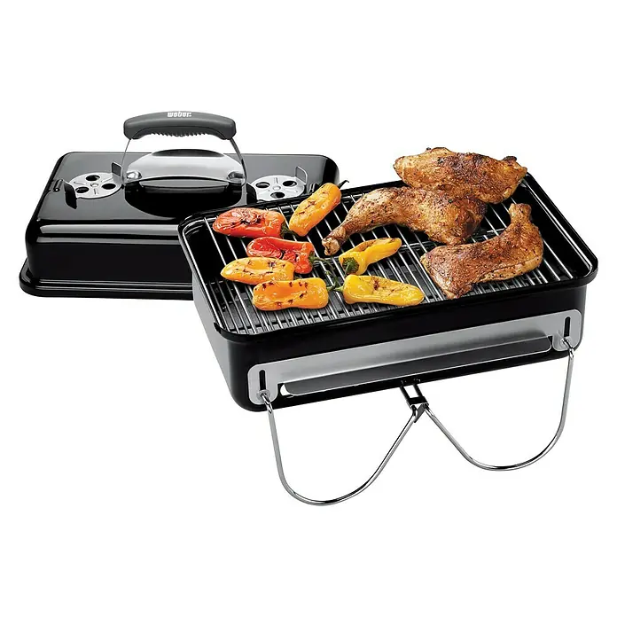 Weber Go-Anywhere Holzkohlegrill - Grillfläche (B x T): 42 x 26 cm, Schwarz - Bild eines Weber Holzkohlegrills mit Hähnchen und Paprika auf dem Rost, ideal für Grillliebhaber, die unterwegs sind.
