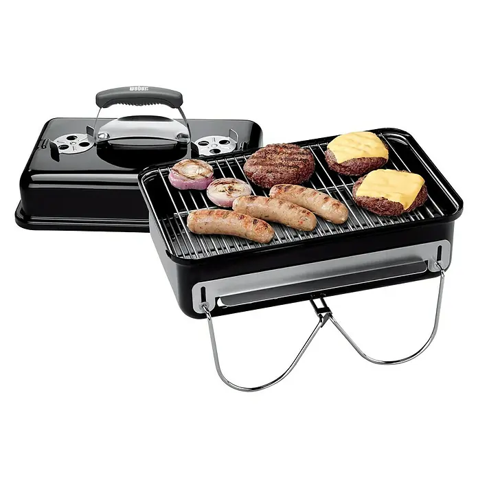 Weber Go-Anywhere Holzkohlegrill - Grillfläche (B x T): 42 x 26 cm, Schwarz - Tragbarer Weber Holzkohlegrill mit Hamburgern, Käse und Würstchen zum Grillen im Freien, ideal für Picknicks und Camping.