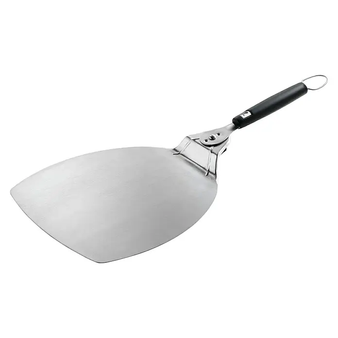 Weber Pizzaschaufel - L x B: 57 x 32 cm - Ein silberner Pizzaheber mit schwarzem Griff und Aufhängöse auf schwarzem Hintergrund.