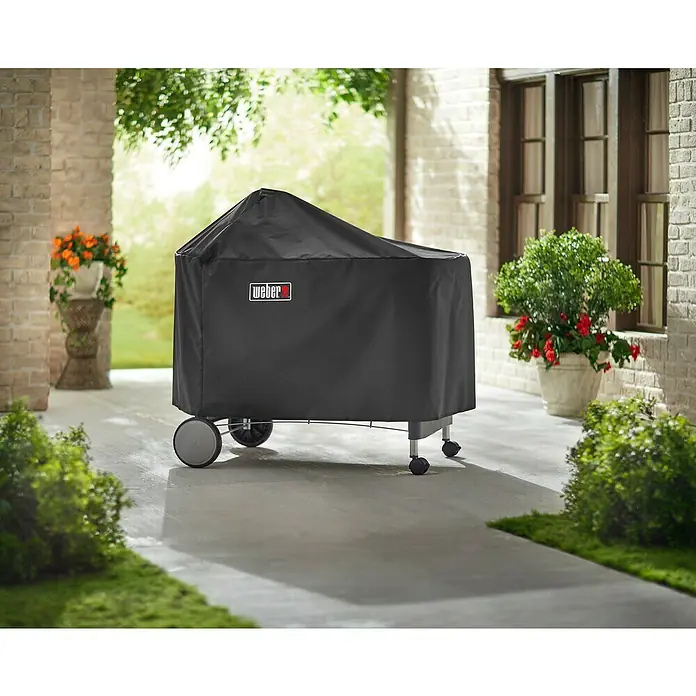 Weber Funda Performer 57 cm - Weber Performer con Ø 57 cm - Barbacoa Weber cubierta en un patio, que ofrece protección contra los elementos y prolonga la vida útil de la parrilla.
