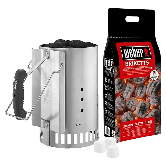Weber Anzündkamin Rapidfire - Ø x H: 19 x 25 cm - Produktfoto eines Weber Brikettanzünders mit einem Sack Briketts und Anzündwürfeln.