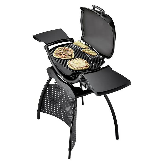 Weber Barbacoa de gas Q2200 - Superficie de la parrilla (An x Pr): 54 x 39 cm, 3,52 kW, Número de quemadores: 1 - Una parrilla Weber Q 2400 con pizza y pan, perfecta para barbacoas al aire libre, con mesas laterales prácticas y rejilla para alimentos.