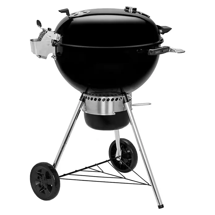 Weber Master-Touch GBS Kugelgrill Premium E-5770 - Durchmesser Grillfläche: 57 cm, Schwarz/Silber - Nahaufnahme eines Weber Holzkohlegrills mit schwarzem Kessel und verchromtem Gestell. Ein praktisches Gerät für jeden Grillmeister.