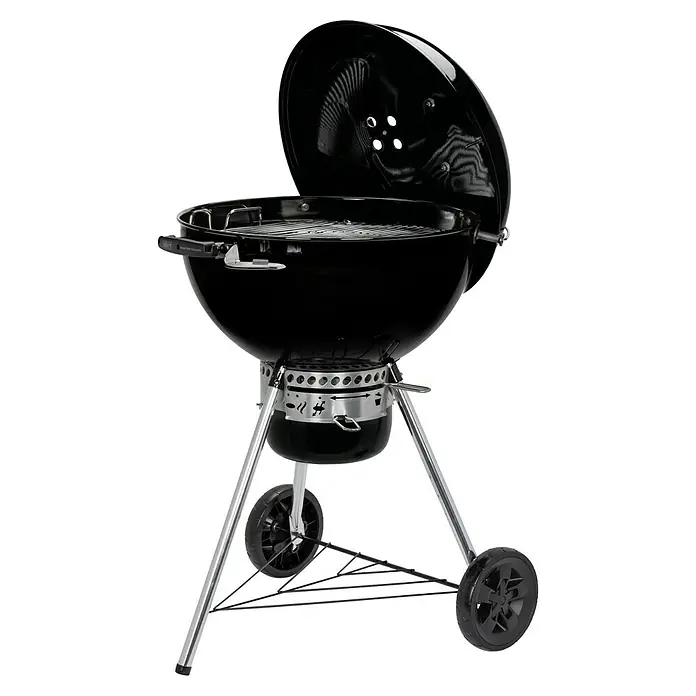 Weber Master-Touch GBS Kugelgrill E-5750 - Durchmesser Grillfläche: 57 cm, Schwarz - Ein schwarzer Weber Holzkohlegrill mit geöffnetem Deckel, der zum Grillen im Freien bereitsteht. Das Gerät steht auf einem silbernen Gestell mit Rädern.