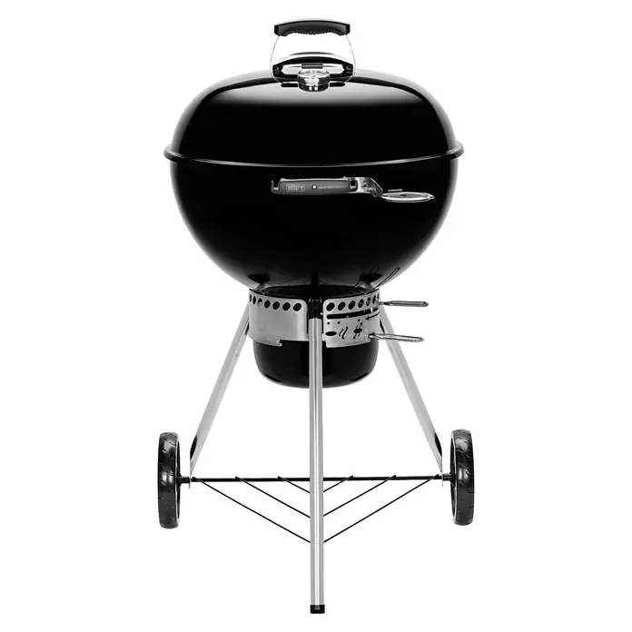 Weber Master-Touch GBS Kugelgrill E-5750 - Durchmesser Grillfläche: 57 cm, Schwarz - Ein schwarzer Weber Master-Touch Holzkohlegrill mit silbernen Akzenten, perfekt für Grillabende im Freien.