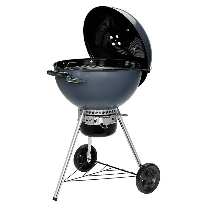 Weber Master-Touch GBS Kugelgrill C-5750 - Durchmesser Grillfläche: 57 cm, Slate Blue - Der Weber Holzkohlegrill mit offenem Deckel auf einem schwarzen Hintergrund. Idealer Grill für ein unvergessliches Grillerlebnis.