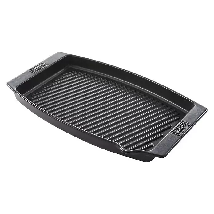 Weber Plancha - L x An: 47 x 28 cm, Altura: 4,4 cm - Parrilla rectangular negra con superficie de cocción estriada y nombre de marca en relieve en las asas.