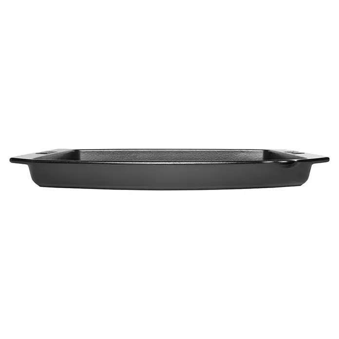 Weber Grillpfanne BBQ Keramik - L x B: 47 x 28 cm, Höhe: 4,4 cm - Nahaufnahme einer schwarzen rechteckigen Auflaufform, die die glatten Oberflächen und das minimalistische Design hervorhebt.